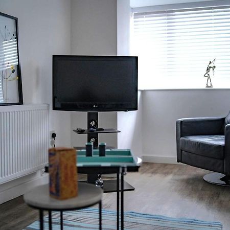 The Red House Modern Stylish Home From Home Walking Distance To Cardiff Bay And City Centre With Parking المظهر الخارجي الصورة
