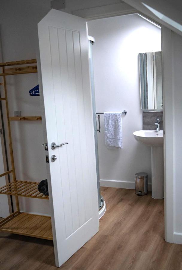 The Red House Modern Stylish Home From Home Walking Distance To Cardiff Bay And City Centre With Parking المظهر الخارجي الصورة