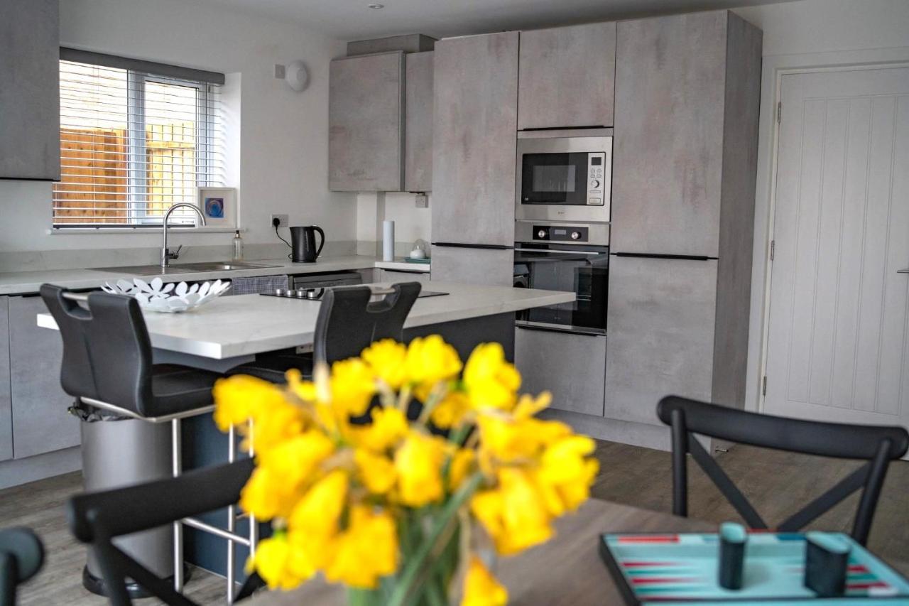 The Red House Modern Stylish Home From Home Walking Distance To Cardiff Bay And City Centre With Parking المظهر الخارجي الصورة
